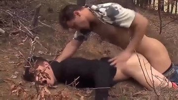 Tres gays tienen sexo salvaje borde bosque