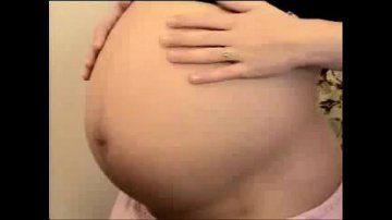 mujer embarazada siente sexy comienza tocar enorme barriga traviesos pechos.