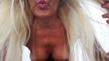 Milf rubia cuerpo bronceado muestra coño