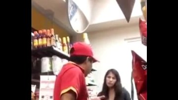 Máxima perra cachonda masturba supermercado